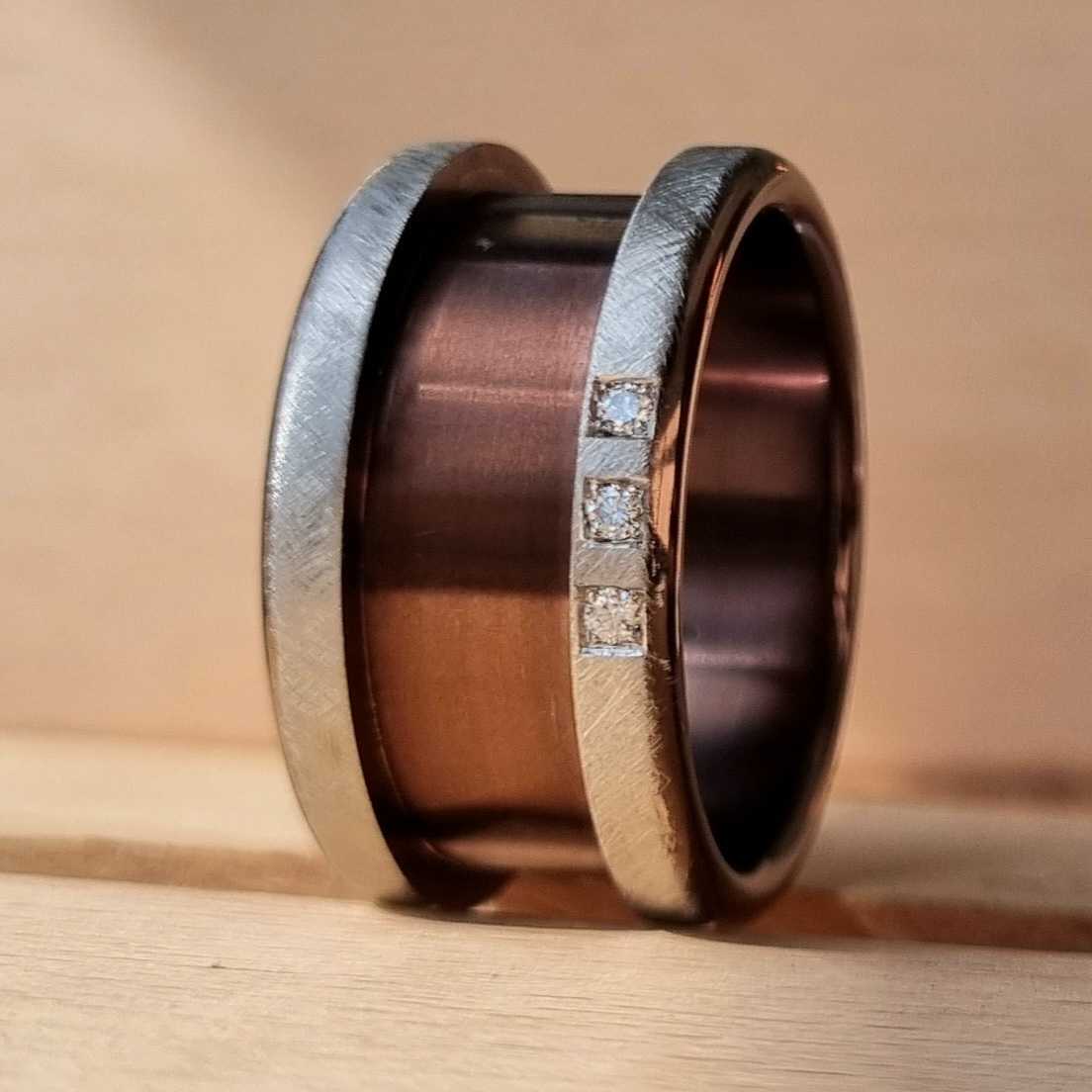 Base différente chocolat brossée sertie de diamants - Taille 66