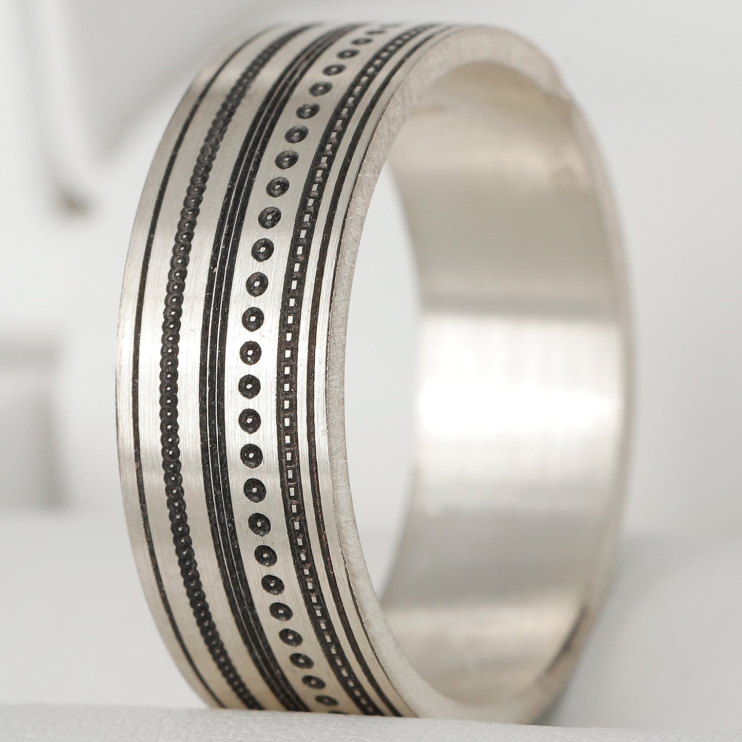 Addon en argent différent gravé lignes et ronds - Taille 56