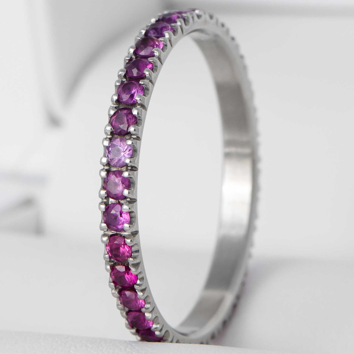 Addon medium acier entièrement serti de rubis et saphirs mauves 1.9 mm taille 58 - Seconde main