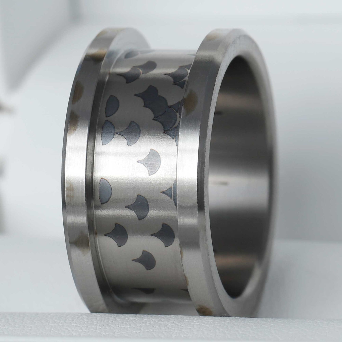 Bague (base) "différente" small gravée écailles éparses - Taille 58