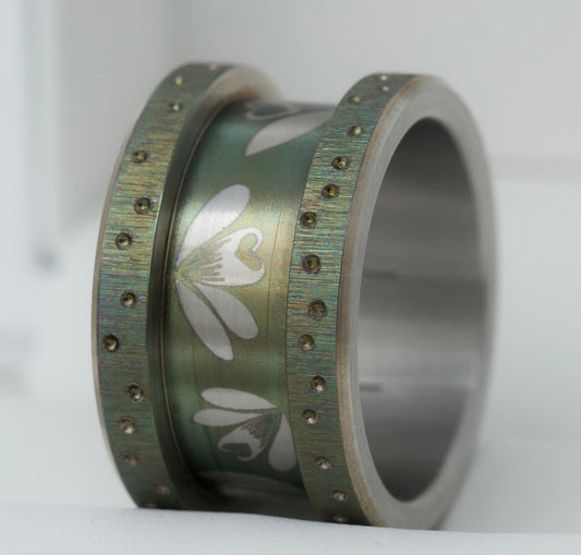 Bague (base large) "différente" émeraude froissée gravée "Perce-Neige" - Taille 58