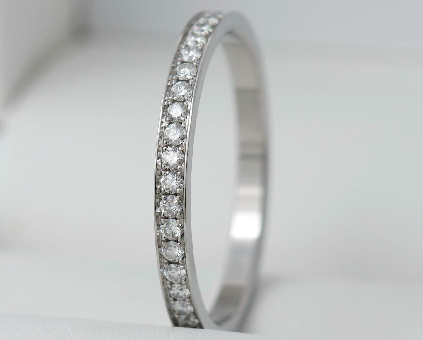 Anneau fin (medium) serti entièrement de diamants blancs 1.6mm taille 60 - Seconde main