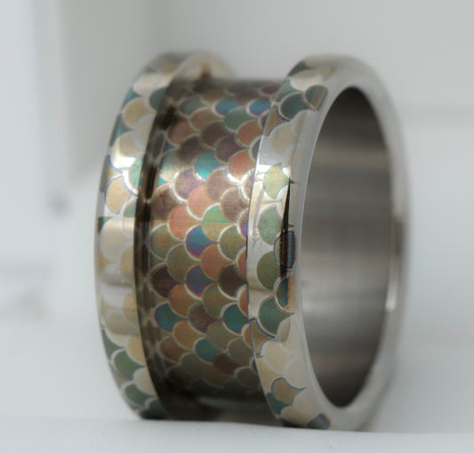 Bague (base large) différente en acier effet écailles - Taille 60