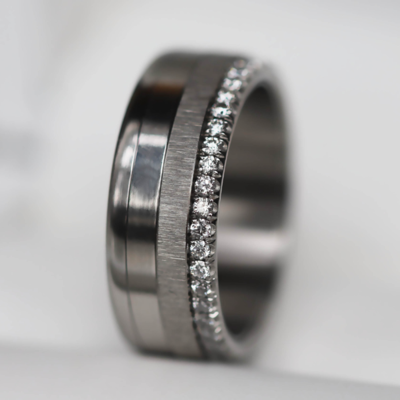 bague (base) extra small sertie entièrement sur un côté de diamants blancs 1.6mm taille 64 - Seconde main