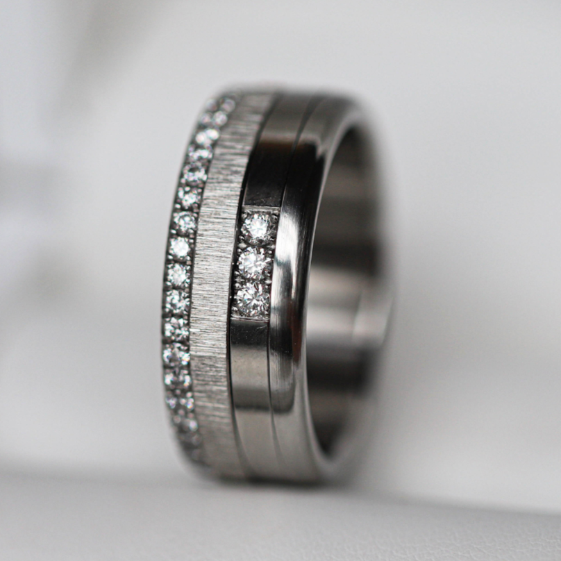 bague (base) extra small sertie entièrement sur un côté de diamants blancs 1.6mm taille 64 - Seconde main