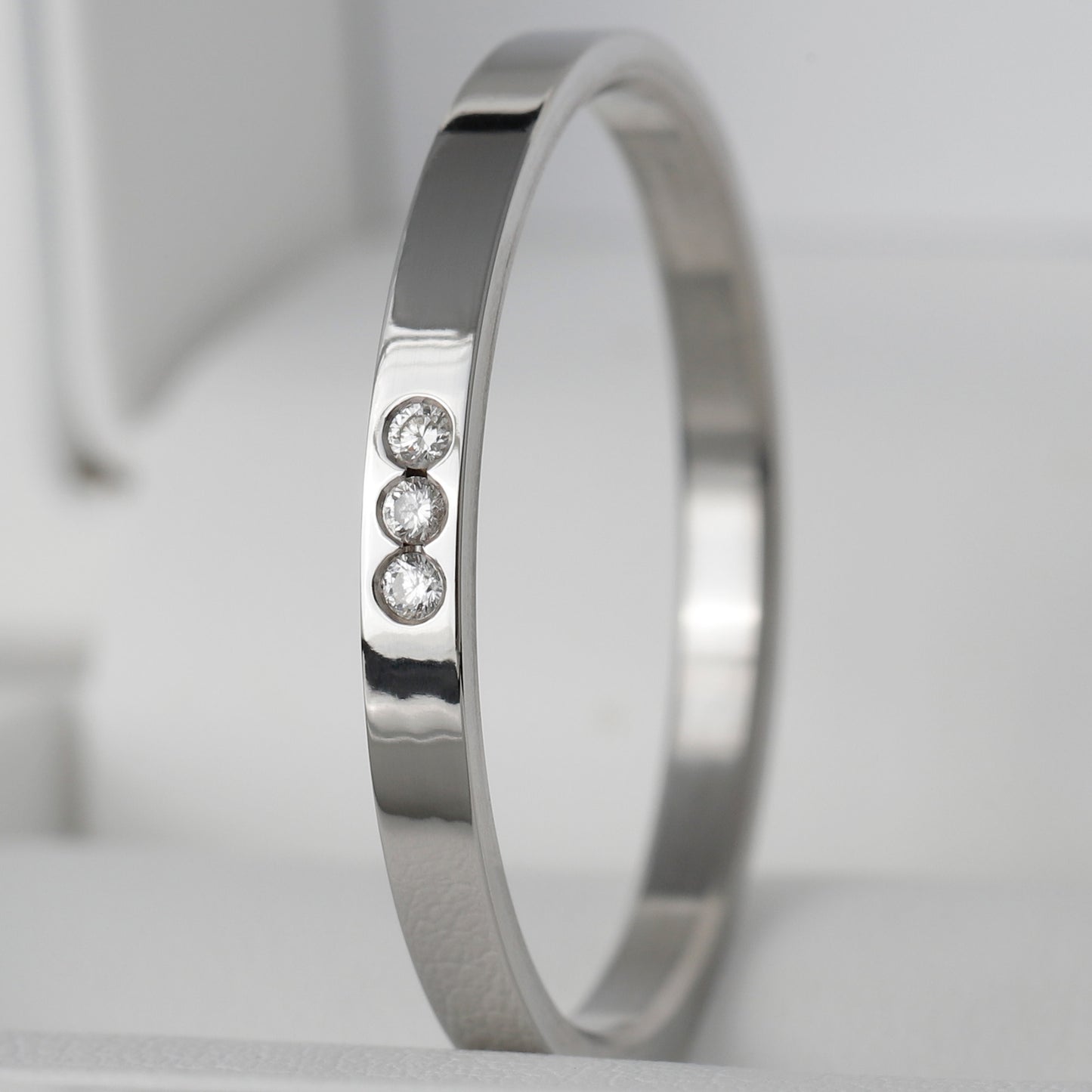 medium en acier serti de 3 diamants taille 66 - Seconde main