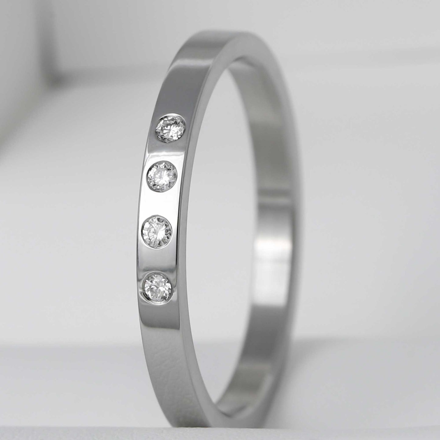 Anneau fin (Addon medium) en acier poli serti de diamants blancs taille 56 - Seconde main