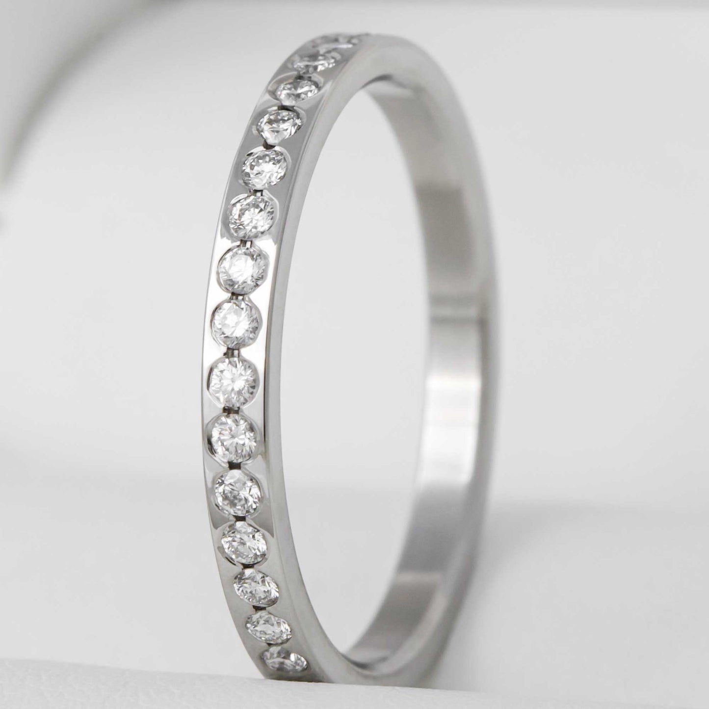 Anneau fin (addon medium) en acier serti de 17 diamants 1.6mm taille 56 - Seconde main