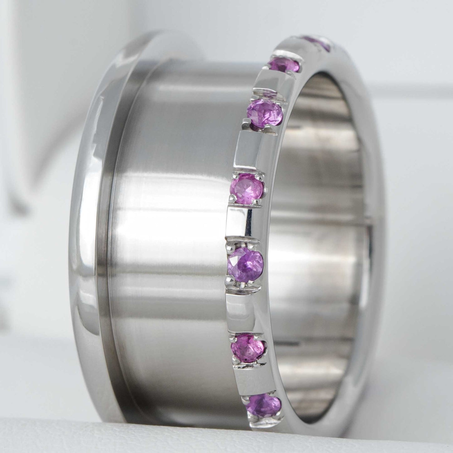 Base en acier small arrondie polie sertie de rubis et saphirs roses taille 58 - Seconde main