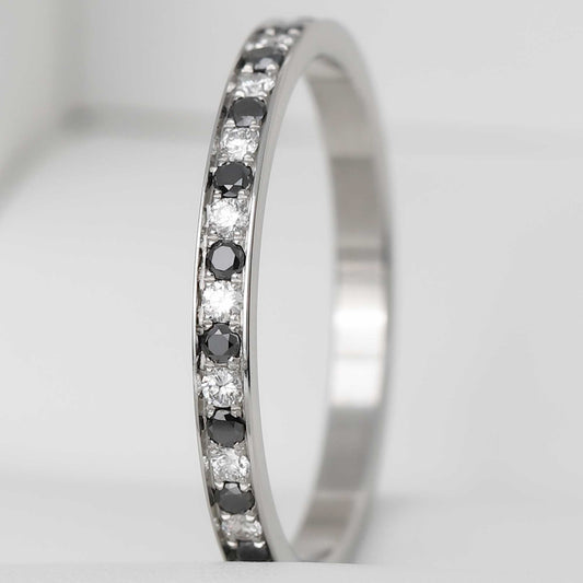 Anneau fin (medium) serti entièrement de diamants noirs et blancs 1.6mm taille 60 - Seconde main