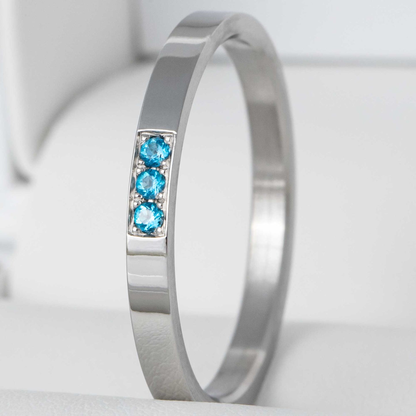 medium en acier serti de 3 topazes taille 60 - Seconde main