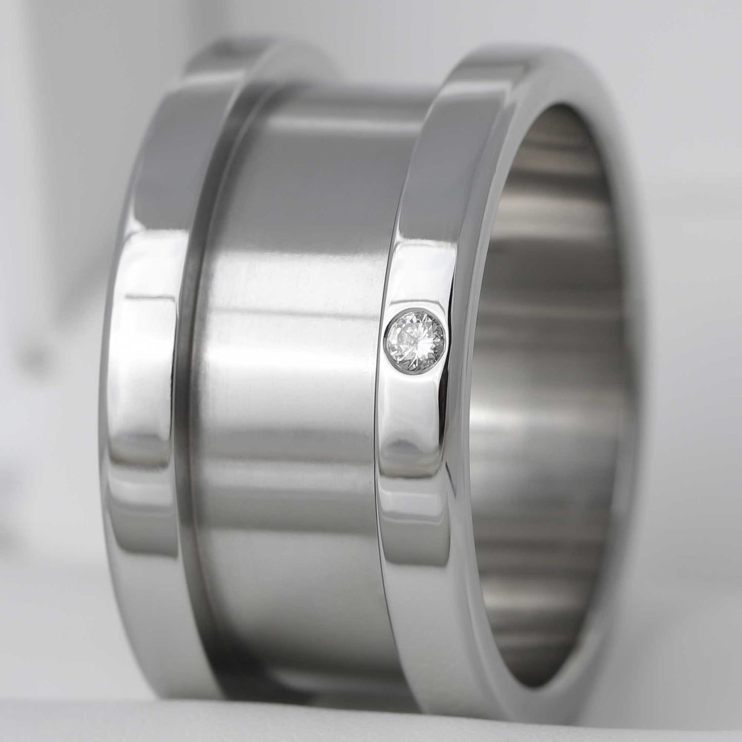 base large (13mm) arrondie polie sertie de 1 diamant  taille 66- Seconde main