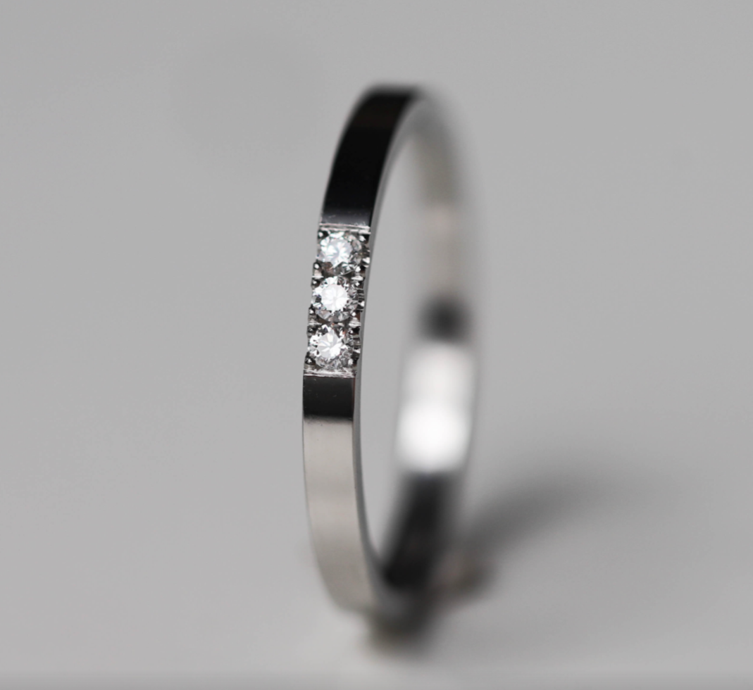 Anneau fin (medium) en acier serti de 3 diamants blancs 1.9mm taille 64 - Seconde main