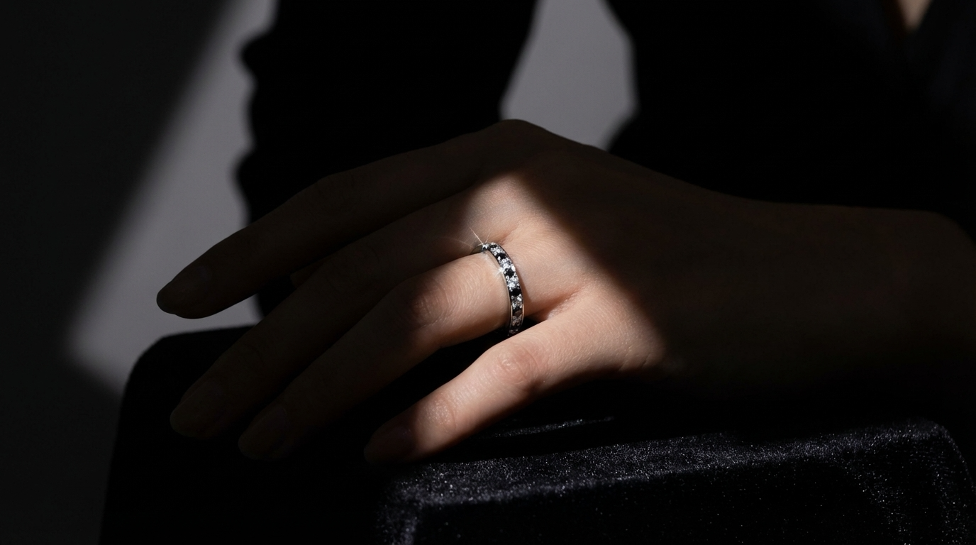 Anneau fin (medium) serti entièrement de diamants noirs et blancs 1.6mm taille 60 - Seconde main